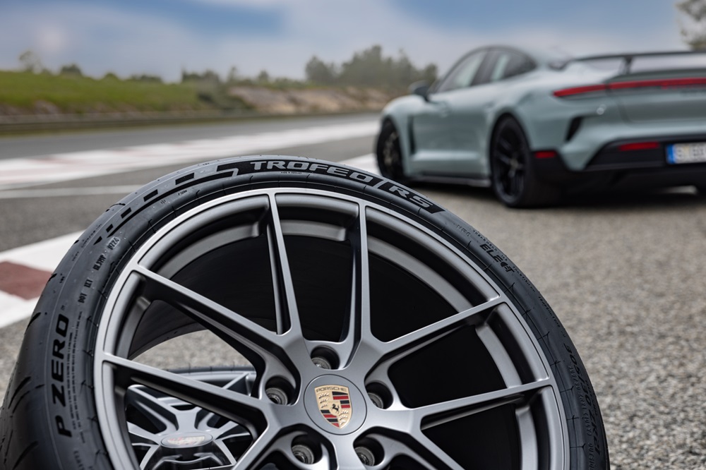 Pirelli si Porsche - Anvelopele viitorului pentru primul 911 GTS hibrid