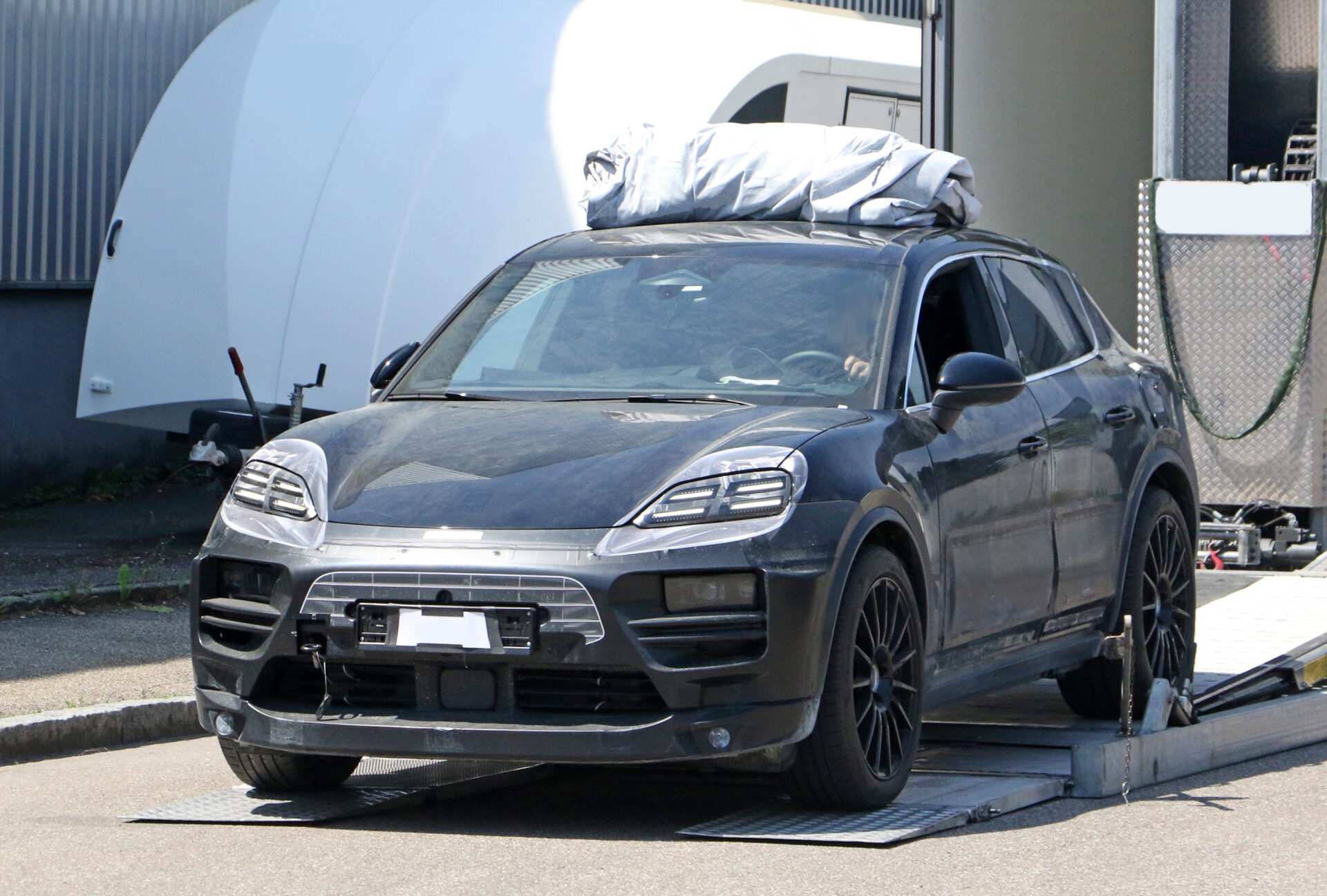 Porsche Macan EV - SUV de lux NOU, complet electric, testat deja pe carosabil !